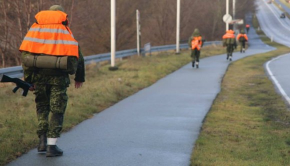 Aspiranter på 20 kilometer march med rygsæk under SSR Testweekend. (Foto: SSR)