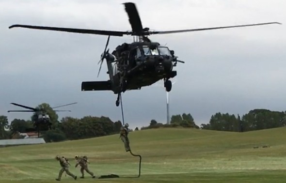 Øvelse Night Hawk 2016: soldater fra SSR træner indsættelse fra helikopter vha. fast-roping.