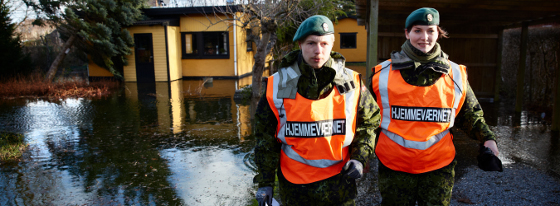 To Hjemmeværnssoldater hjælper til under stormen Bodil