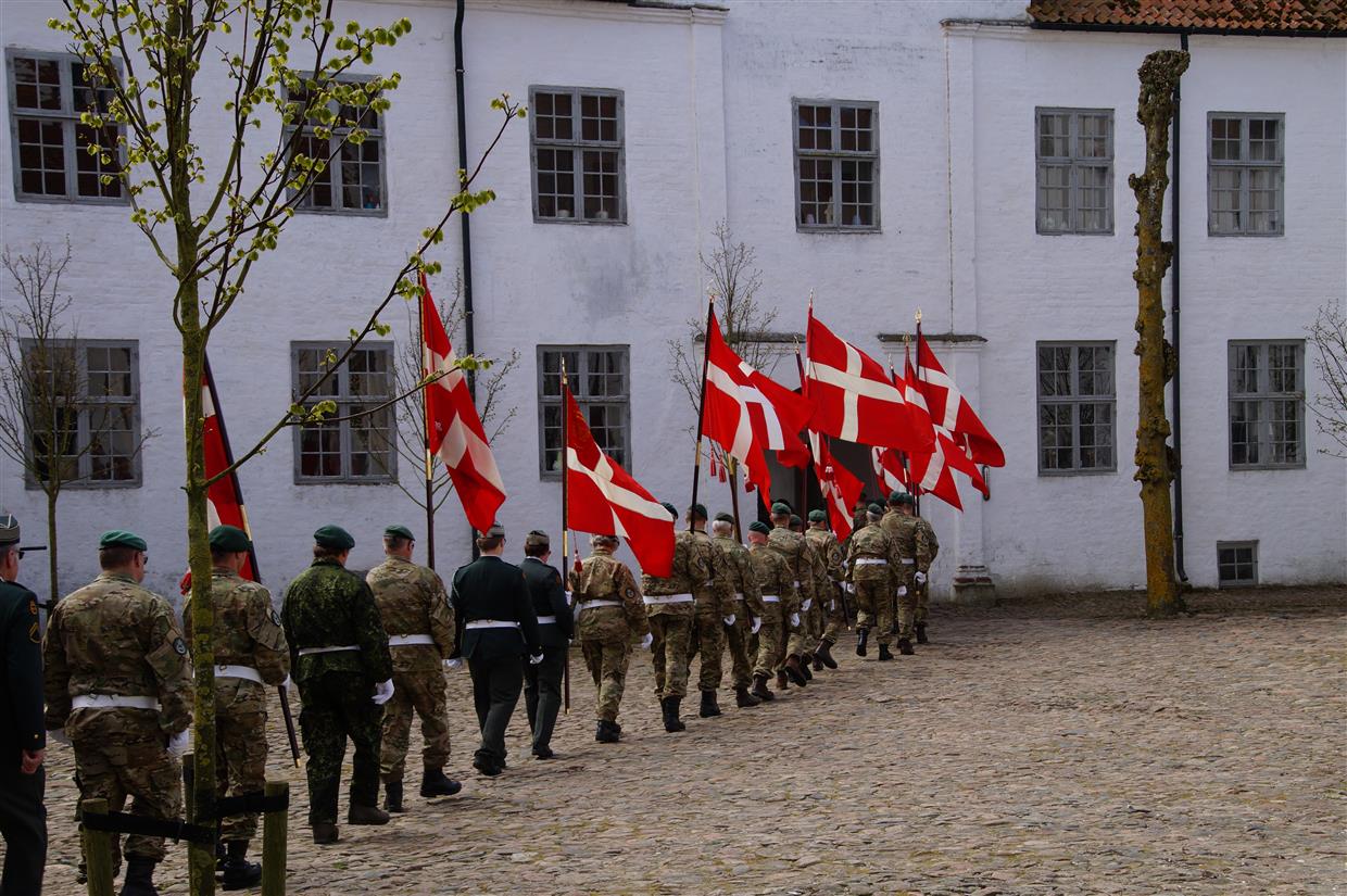 Fanerne føres gennem gården på Børglum Kloster