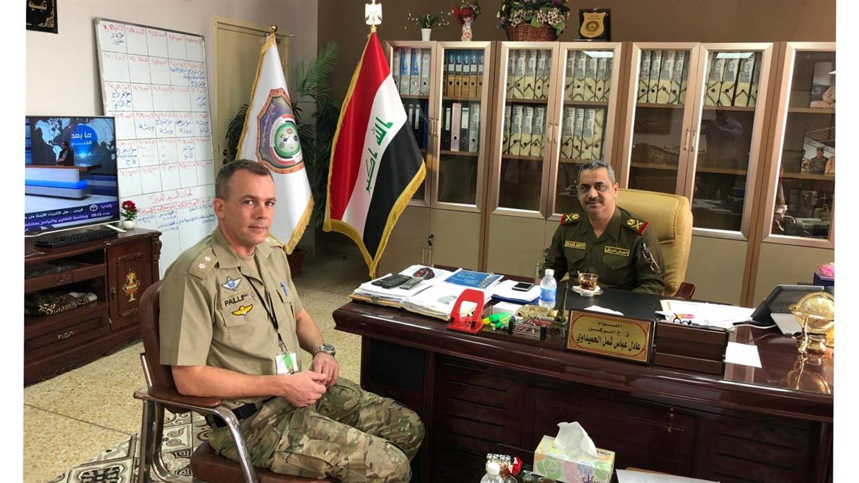 Udsendt Hjemmeværnssoldat ses på Irakisk generals kontor
