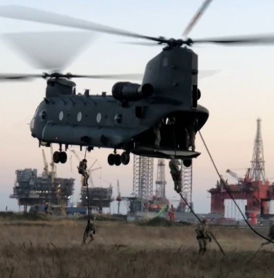 En af de indsættelsesformer som patruljerne fra SSR blev trænet i under Night Hawk: fastroping fra Chinook-helikopter.