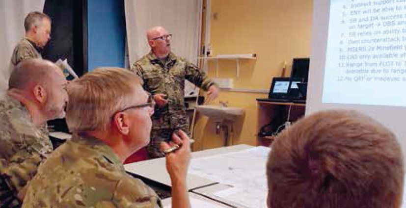 SSR S3 og S2 briefer Chefen for Landsdelsregion Øst, oberst Lennie Fredskov Hansen og hans stab under STØVGAR 2017. Foto: SSR