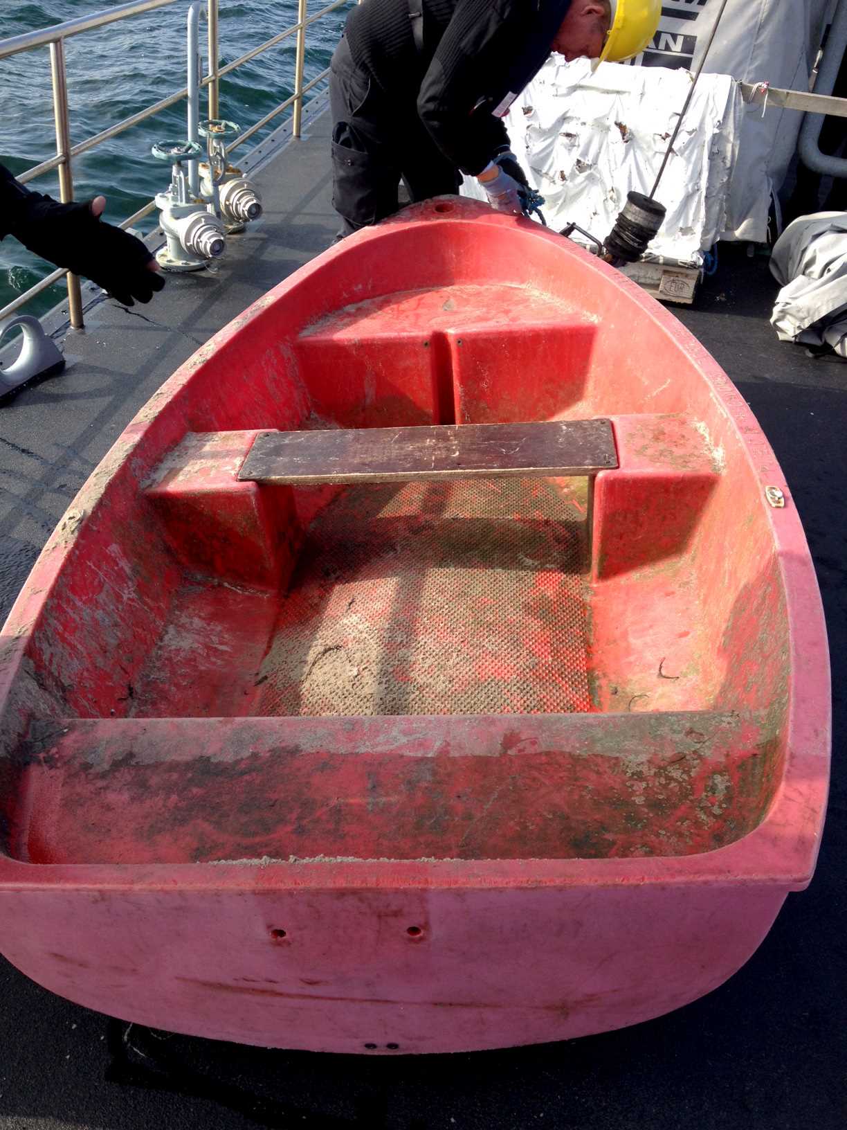 Den røde plastikjolle gøre klar til at sejle med resten af weekenden.