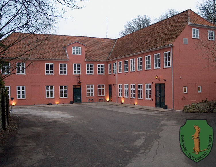 Roskilde Hjemmeværnsgård med vores kmp mærke.png