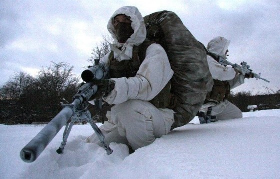 Finskytter fra SSR under vinterøvelse i snedragt camouflage. Foto: SSR